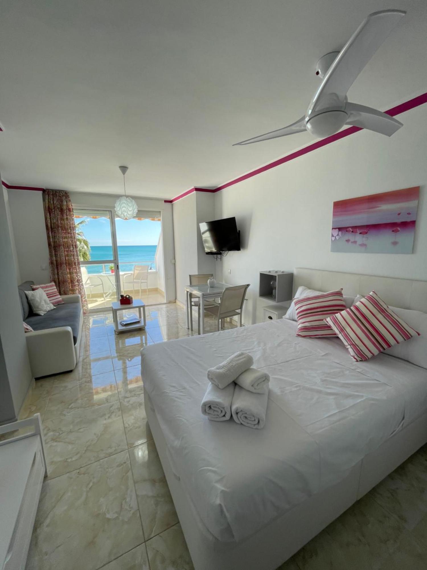 Roca Chica. Studio - First Line Beach Торемолинос Екстериор снимка