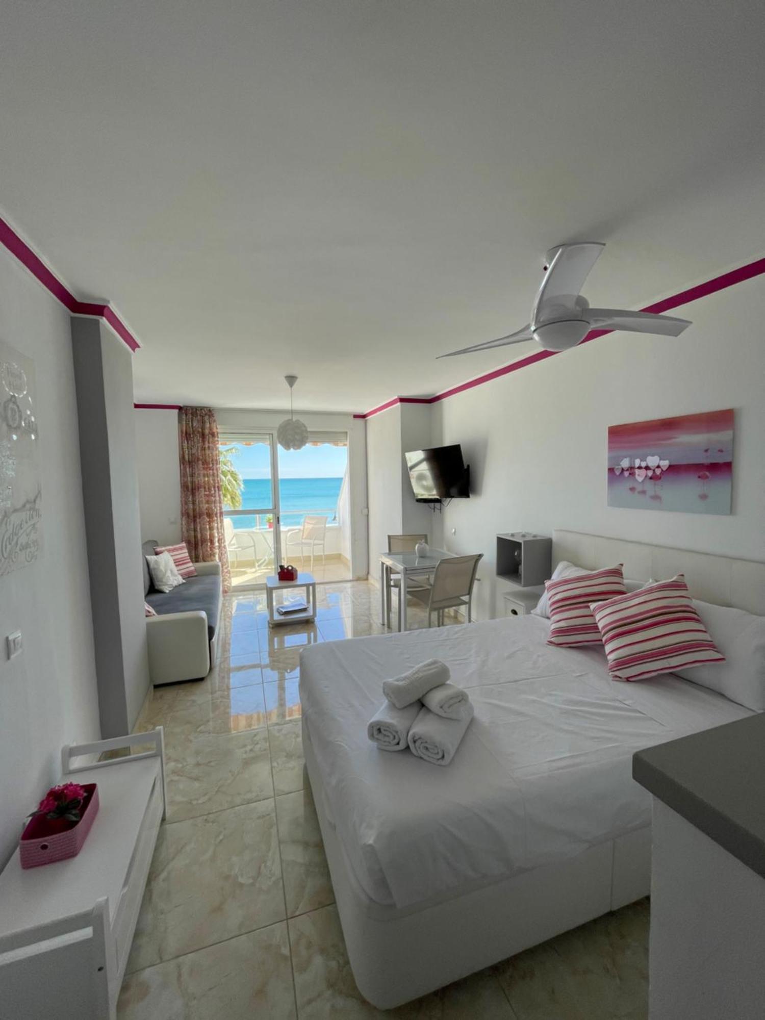 Roca Chica. Studio - First Line Beach Торемолинос Екстериор снимка