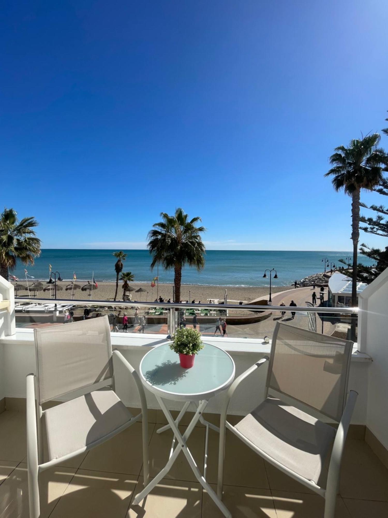 Roca Chica. Studio - First Line Beach Торемолинос Екстериор снимка