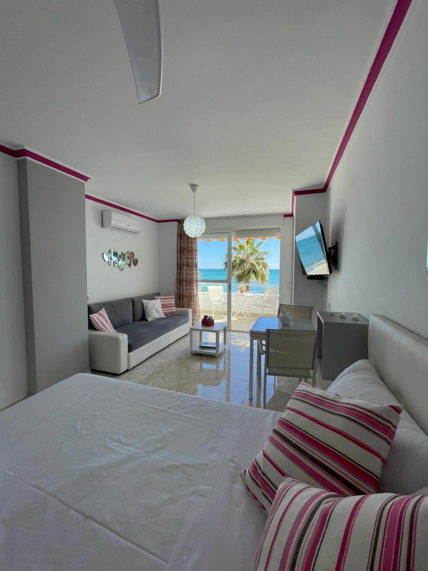 Roca Chica. Studio - First Line Beach Торемолинос Екстериор снимка
