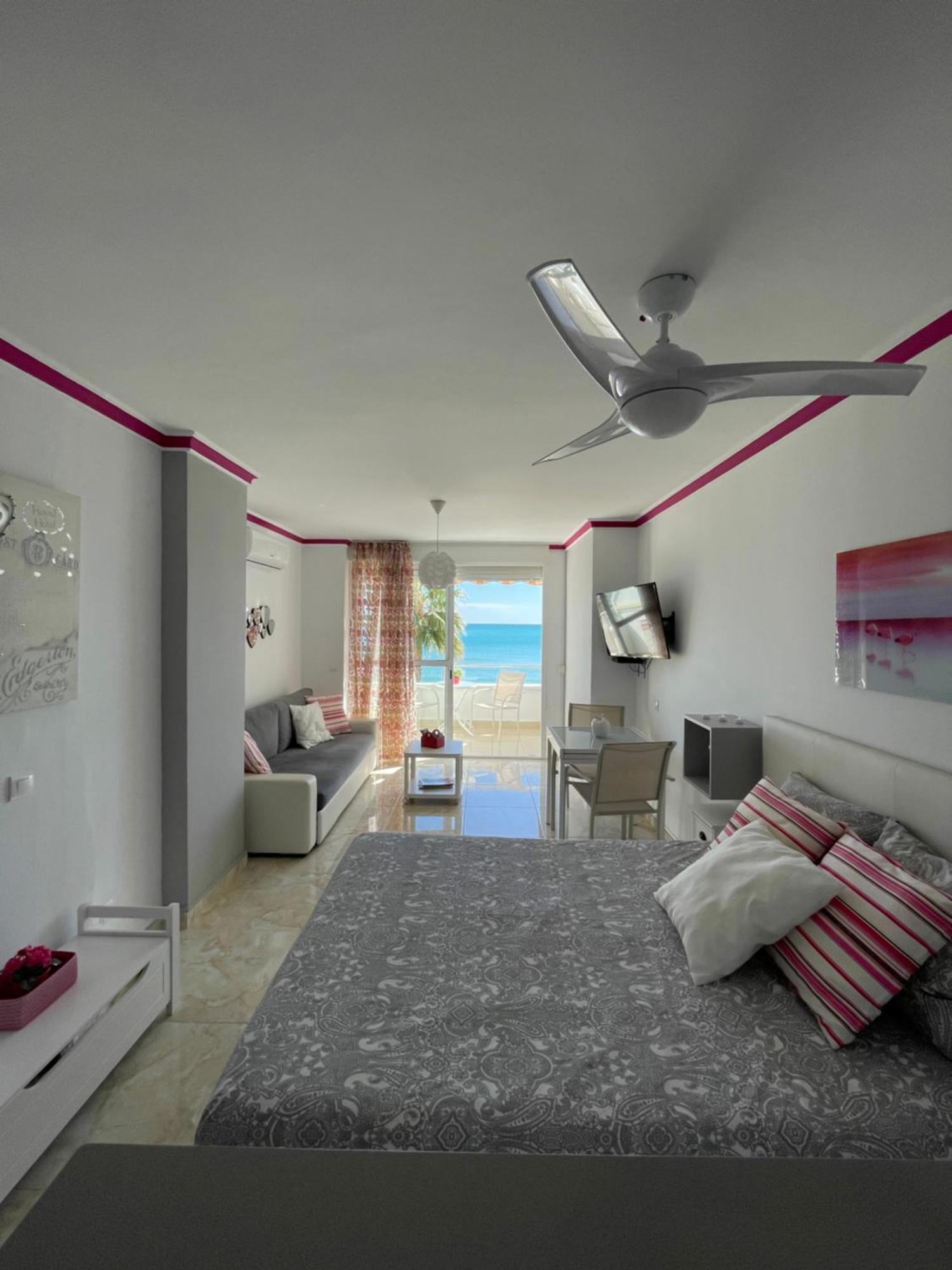 Roca Chica. Studio - First Line Beach Торемолинос Екстериор снимка