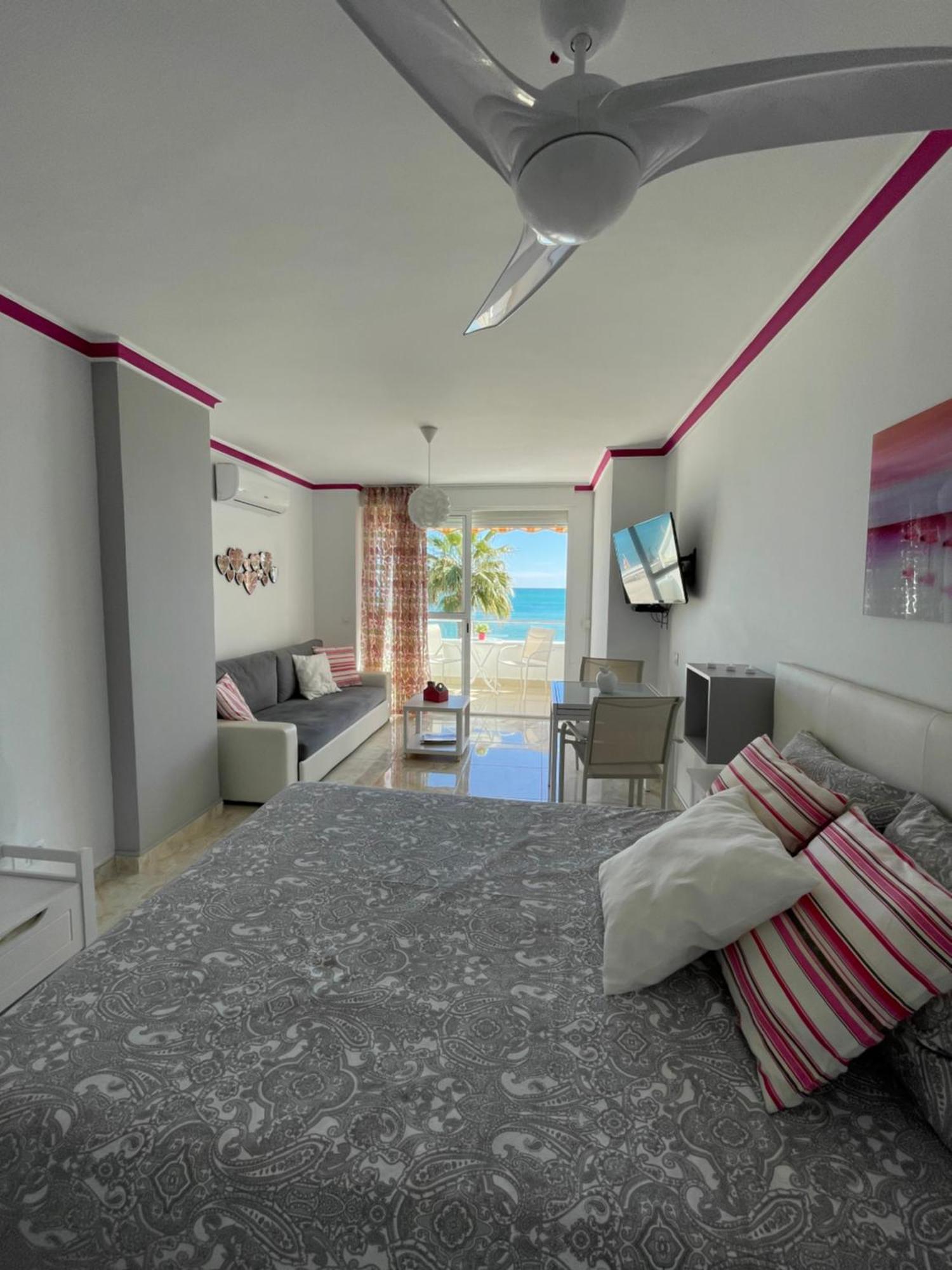 Roca Chica. Studio - First Line Beach Торемолинос Екстериор снимка