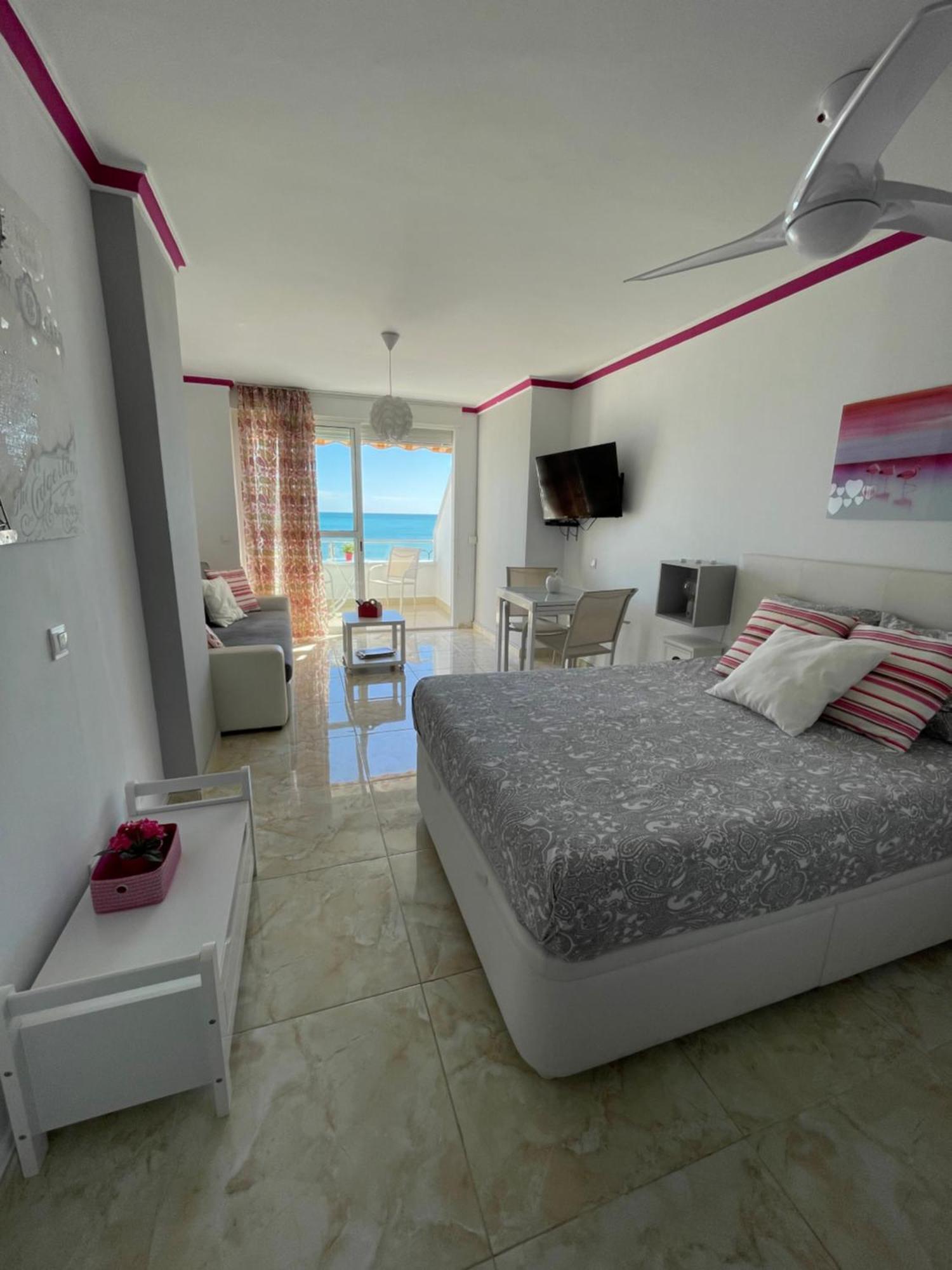 Roca Chica. Studio - First Line Beach Торемолинос Екстериор снимка